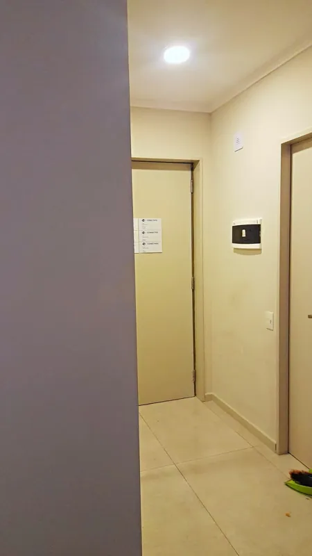Hall con columna gris y paredes crema recién pintadas